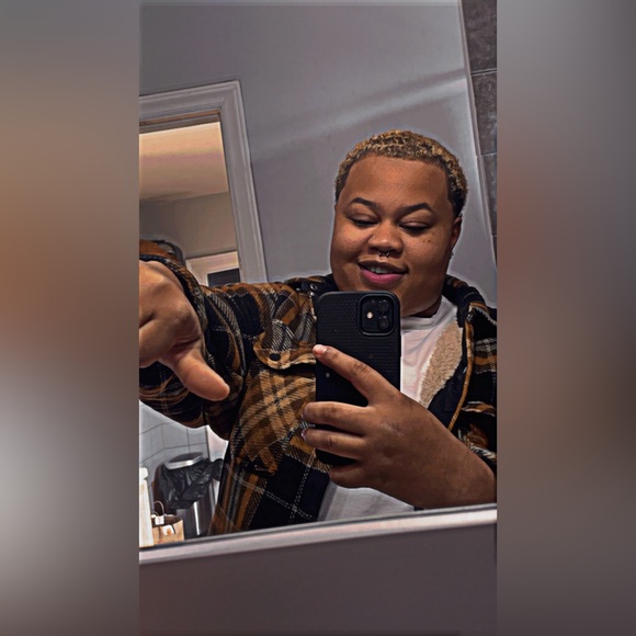 Meet your Posher, Gaia - Picture 1 of 5